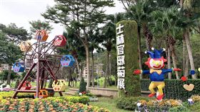 士林官邸菊展登場（1）「2021士林官邸菊展」26日登場，今年以主題「菊來運轉、疫情消散」共規劃13大展區，入口處有4米高摩天輪，象徵「菊來運轉幸福滿滿」。中央社實習記者王穎皓攝  110年11月26日