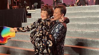 老公秀腰力公主抱周遊　嗨喊想生兒子