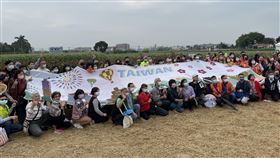 2021雲林巾彩耕地藝術節將登場（1）2021雲林巾彩耕地藝術節27日起一連兩天登場，26日公布會場主題意象「台灣景觀巨幅毛巾壁畫」，代表著台灣毛巾紡織卓越技術與藝術設計力的提升。  中央社記者姜宜菁攝  110年11月26日