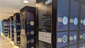 故宮南院寄物櫃紋飾  源自伊斯蘭玉器花葉紋故宮南院寄物櫃以靛藍底色配上花卉紋樣，意外引發網友討論。故宮南院26日指出，寄物櫃紋飾主要來自院藏「伊斯蘭玉器」表面雕琢的花葉紋，呈現對稱與規則的布局。（故宮南院提供）中央社記者蔡智明傳真  110年11月26日