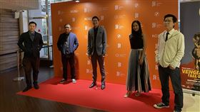 新加坡國際電影節起跑新加坡國際電影節25日起跑，開幕片為印尼導演愛德溫（Edwin）執導的「我復仇，你付錢」。圖為愛德溫（左2）等人出席開幕式活動。中央社記者侯姿瑩新加坡攝  110年11月26日