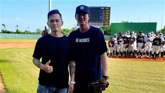 大支致敬王建民　高唱台灣不要分藍綠