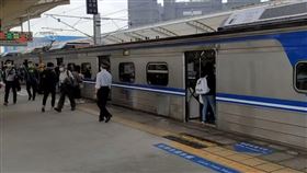 台鐵遭民眾留言恐嚇，北上列車車廂放置塑膠炸彈，新烏日站月台(圖/翻攝畫面)