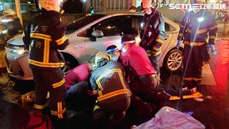 新／北市轎車撞機車　女騎士遭捲車底