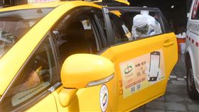 防疫計程車消毒（1）國內COVID-19疫情升溫，全國第3級警戒延至14日，3日一輛防疫計程車出勤後到台北市政府警察局中正第一分局忠孝東路派出所，由國軍化學兵進行全車消毒。中央社記者施宗暉攝  110年6月3日