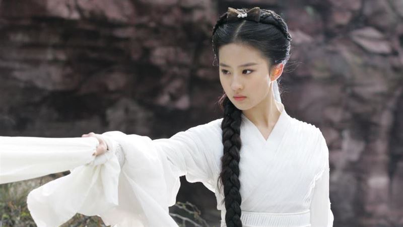17年前給劉亦菲撐傘！如今平起平坐