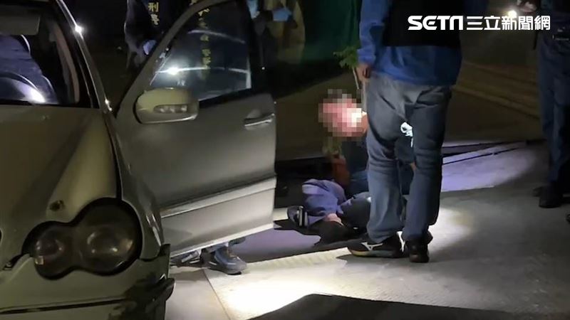 台南賓士男拒攔檢撞警車　1員警受傷