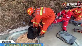 玻璃棧道突然碎掉，導致女子從高空墜落。（圖／翻攝自微博）