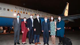 （由左至右）外交部北美司司長徐佑典、潔卡珀絲眾議員、歐瑞德眾議員、高野眾議員、外交部政務次長田中光、梅絲眾議員及絲拉金眾議員於訪團抵達時在美國行政專機前合影。(圖／外交部提供)