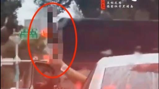 駕駛車陣中狂揮開山刀　嚇人影片瘋傳
