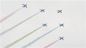 「想讓民眾開心」日本飛官噴彩色煙霧　千輛車受害：洗不掉 圖／翻攝自防衛省航空自衛隊官方推特