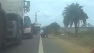 又是開車門沒看後面！重機騎士遭擊落