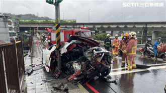 新／千萬超跑自撞電杆　男輕傷女命危