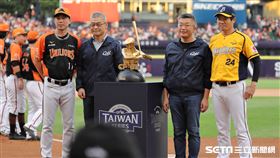▲中華職棒會長蔡其昌、秘書長楊清瓏、中信兄弟總教練林威助、統一獅總教練林岳平和台灣大賽獎盃合影。（圖／記者劉彥池攝影）