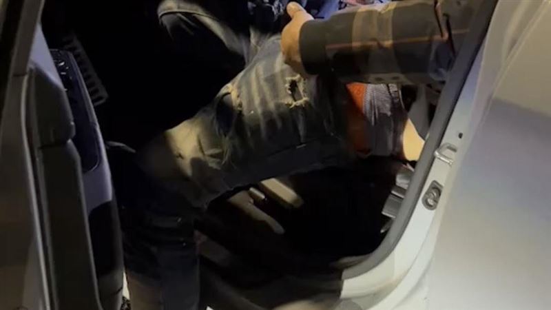 驚！怠速車停路中　車門上還掛一條腿
