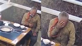  拾荒老人被店長暖請火鍋！邊吃邊掉淚（圖／翻攝自微博）