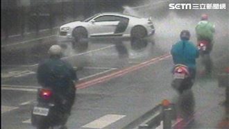 千萬超跑自撞電杆　失控側滑畫面曝光