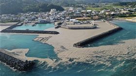 日本受到8月小笠原群島海底火山噴發影響，在沖繩本島等地沿海出現的大量「浮石」。圖為10月29日有大量浮石被沖到沖繩國頭村邊土名漁港。