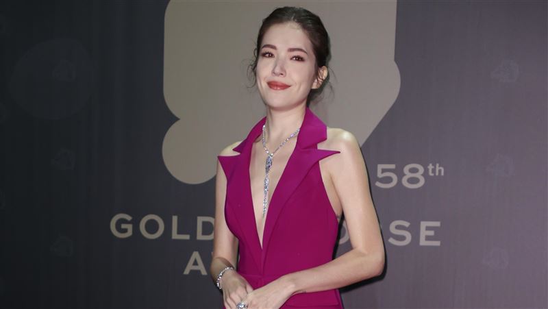 許瑋甯深V露球衝了！盼癡情阿成拿獎