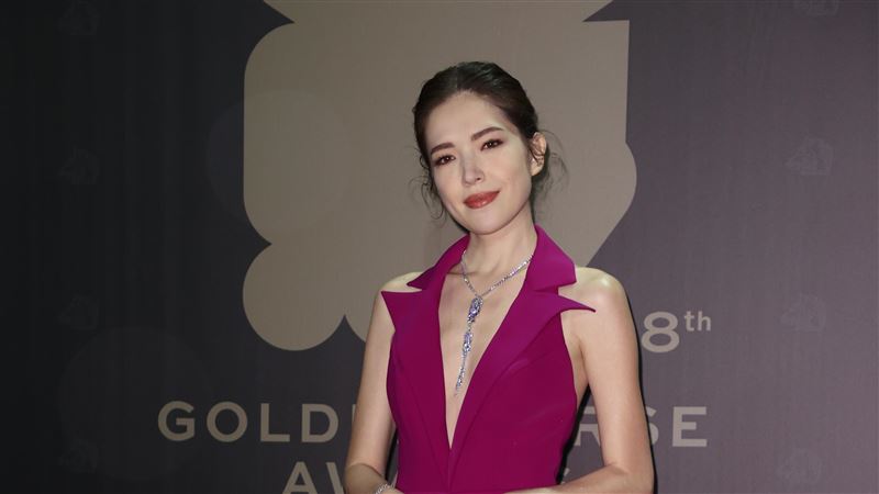 許瑋甯深V開到肚臍　左右半球全露出