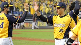 ▲台灣大賽G1中信兄弟2：0擊敗統一獅，總教練林威助和詹子賢擊掌。（圖／記者劉彥池攝影）