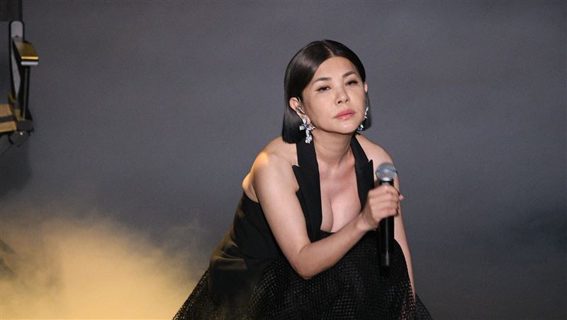 張清芳金馬爆乳開唱　一蹲下網全淚崩