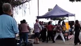 新北市葉姓男子在淡水捷運站進行街頭表演時遭毆。（圖／翻攝畫面）