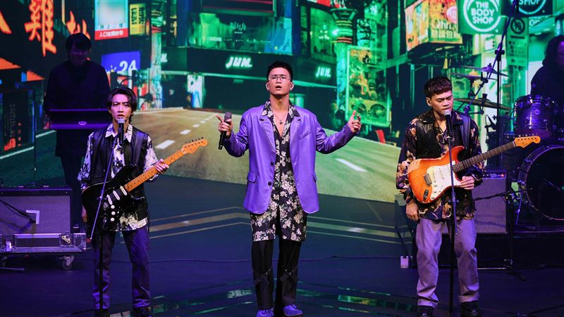 茄子蛋唱太嗨忘詞？兩面網軍險吵起來