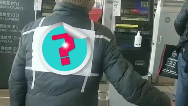 她在爸背後貼「1張紙」機場全程禮遇