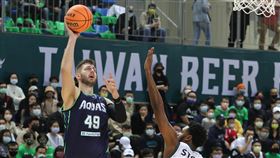 T1聯盟開幕戰  洋將交鋒台灣運彩xT1聯盟開幕戰27日在天母體育館點燃戰火，高雄全家海神洋將庫薩斯（Mindaugas Kupsas）（左） 在對手防守下起身射籃，全場貢獻27分15籃板，幫助球隊獲勝。中央社記者謝佳璋攝  110年11月27日