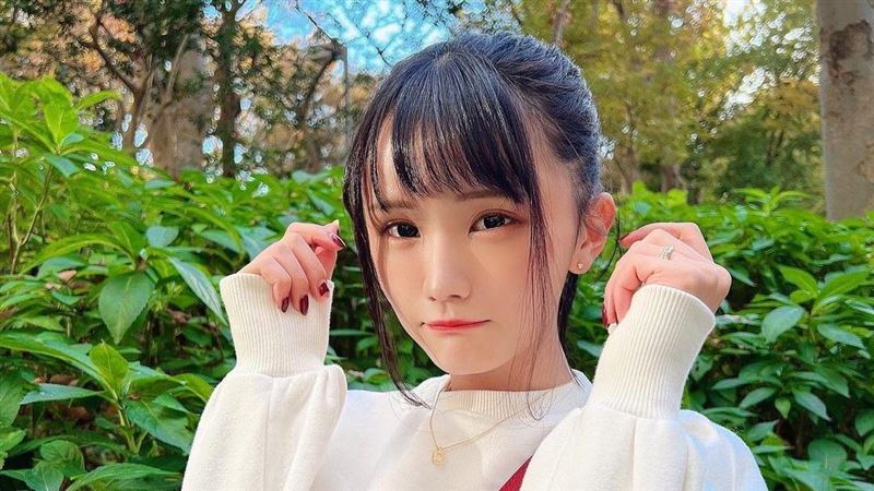 療癒辣模上衣一脫　抖出單邊超巨車頭