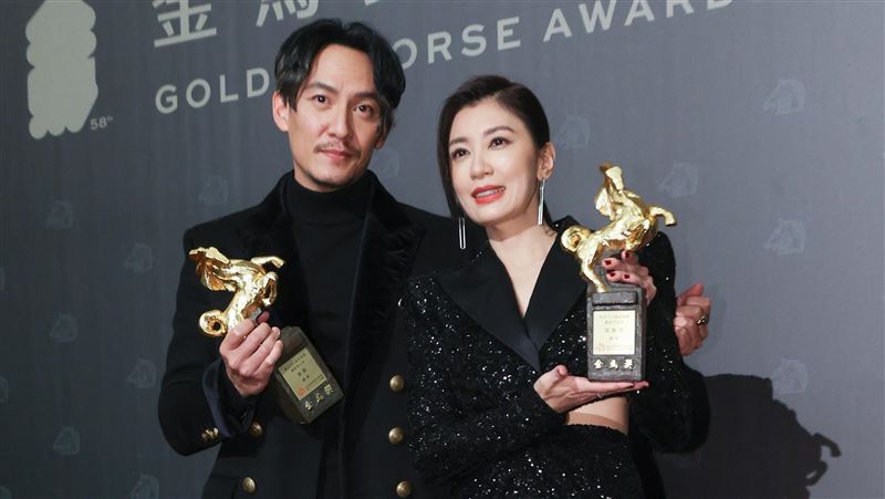 賈靜雯影后台上哭了　張震首封影帝