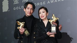 賈靜雯影后台上哭了　張震首封影帝