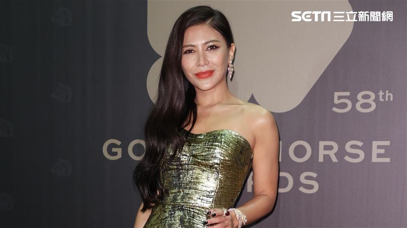 超貴氣！艾怡良帶「一間豪宅」走紅毯