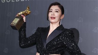 賈靜雯奪影后　慶功嗨唱《飛龍在天》