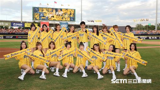 ▲中信兄弟PS女孩在台灣大賽G1賽前合影。（圖／記者劉彥池攝影）