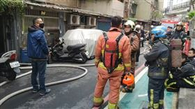 板橋公寓火警，8旬老翁無生命跡象 ，灑水灌救(圖/翻攝畫面)