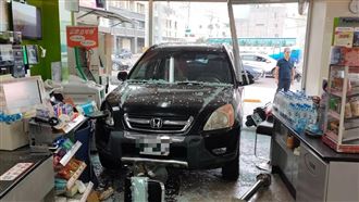 新／台中休旅車撞超商　店員顧客嚇壞