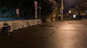 路邊、車禍、撞狗、動物、騎車、下雨。（圖／翻攝自Dcard）