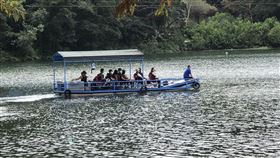 日月潭漁筏違法載客，9乘客擠漁筏沒穿救生衣，(圖/翻攝畫面)