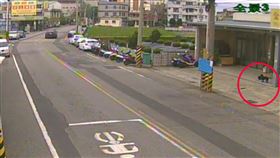 苗栗，騎機車到超市購物，安全帽被偷，竊嫌是小黑狗，笑噴(圖/翻攝畫面)