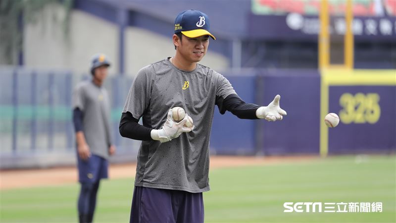 ▲台灣大賽G2中信兄弟二壘手王威晨賽前練習。（圖／記者劉彥池攝影）