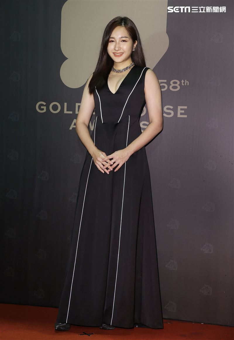 金馬58方文琳與前夫于冠華所生二女兒齊薇以一襲黑色深V禮服走上紅毯，大秀性感身材。（記者邱榮吉、楊澍/攝影）