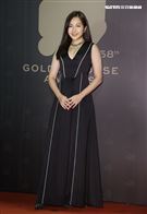 金馬58方文琳與前夫于冠華所生二女兒齊薇以一襲黑色深V禮服走上紅毯，大秀性感身材。（記者邱榮吉、楊澍/攝影）