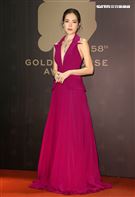 金馬58許瑋甯的桃紅色禮服，領口深V開到腰，看起來非常性感。（記者邱榮吉、楊澍/攝影）