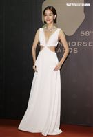 金馬58温貞菱身穿的白洋裝，低胸剪裁加上腰間挖空的設計。（記者邱榮吉、楊澍/攝影）