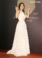 金馬58王淨一襲白色削肩禮服，下擺滿滿的羽毛感設計。（記者邱榮吉、楊澍/攝影）