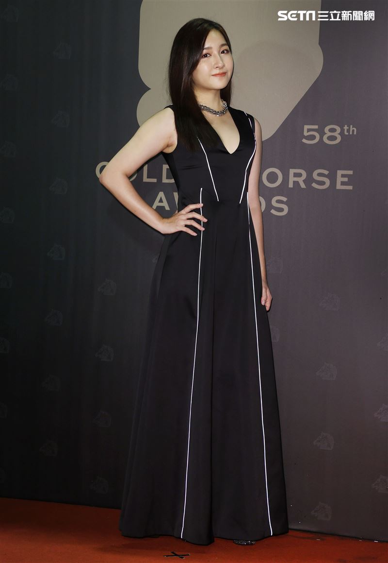 金馬58方文琳與前夫于冠華所生二女兒齊薇以一襲黑色深V禮服走上紅毯，大秀性感身材。（記者邱榮吉、楊澍/攝影）