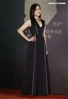 金馬58方文琳與前夫于冠華所生二女兒齊薇以一襲黑色深V禮服走上紅毯，大秀性感身材。（記者邱榮吉、楊澍/攝影）