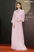 金馬58宋芸樺這次造型如仙女下凡，頭髮梳大波浪，身穿粉色公主袖禮服，雖然包緊緊，整體效果相當不錯。（記者邱榮吉、楊澍/攝影）